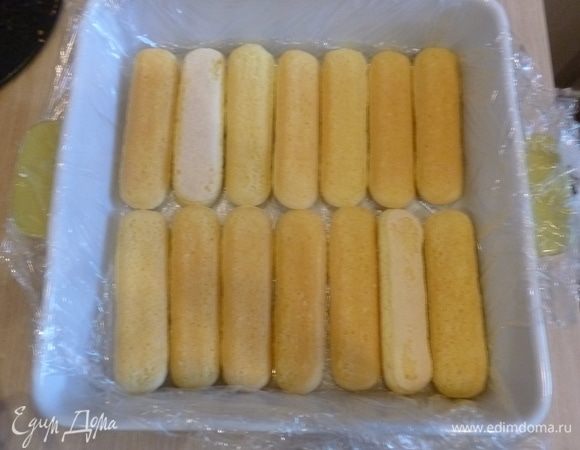 На дно формы выложить печенье и половину крема.