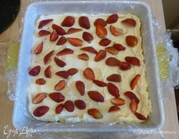 Треть клубники нарезать маленькими кусочками, выложить на торт.