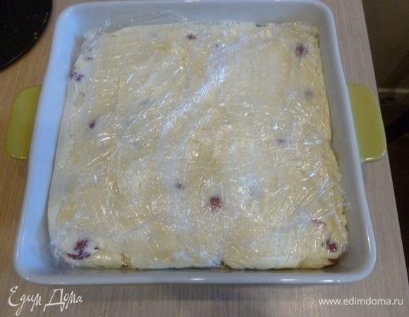 Выложить оставшийся крем. Разровнять, накрыть пленкой и убрать в холодильник на 6–8 часов.