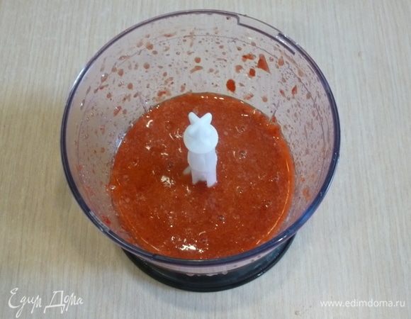 Другую половину ягод измельчить с джемом в блендере. Это будет соус.