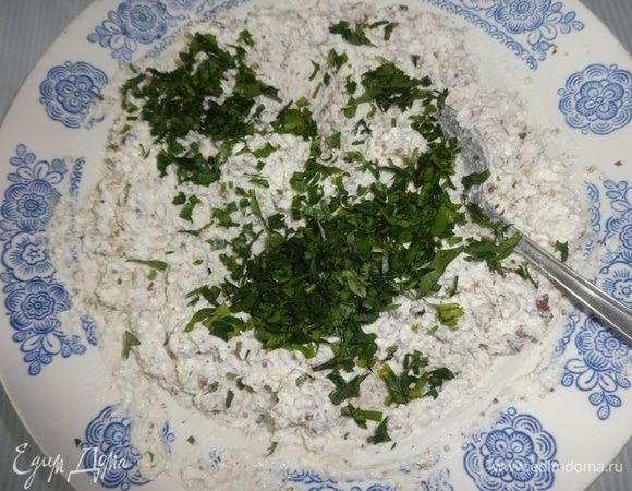 Добавить петрушку в творожно-ореховую массу и еще раз перемешать.