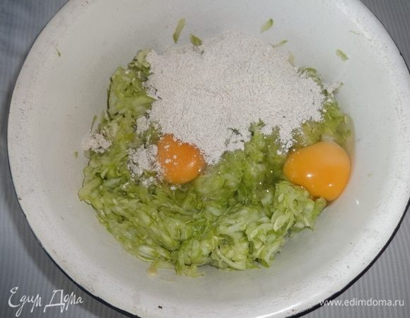 С натертых кабачков слить сок и отжать массу. Вбить яйца, всыпать муку, перец.