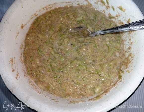 Перемешать кабачковое тесто до однородного состояния.