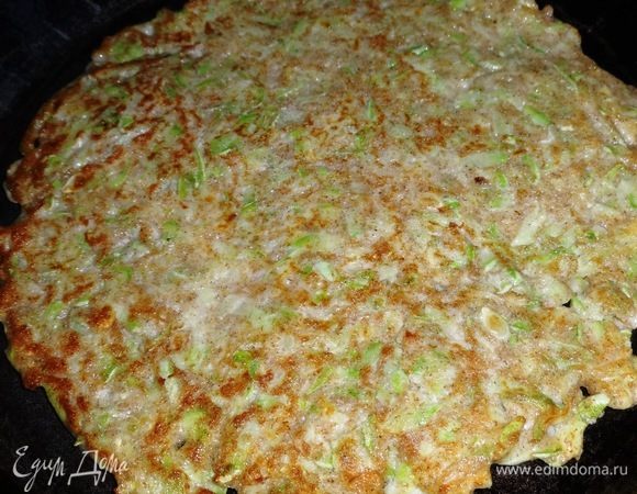 Аккуратно, стараясь не порвать, перевернуть блинчик на другую сторону и обжаривать пару минут.