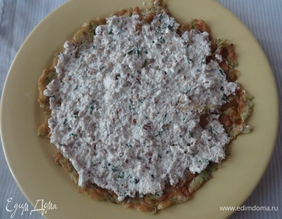 Кабачковые блинчики выкладывать на плоское блюдо. Смазывать творожно-ореховой начинкой. У меня получилось 6 блинчиков.