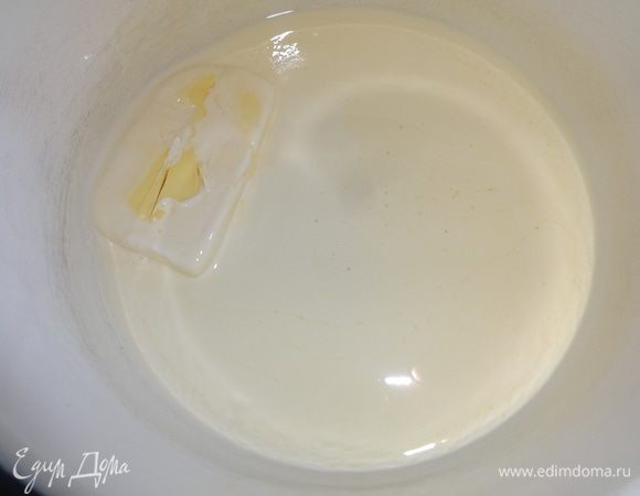 В сотейнике растопить маргарин для овсяного теста.