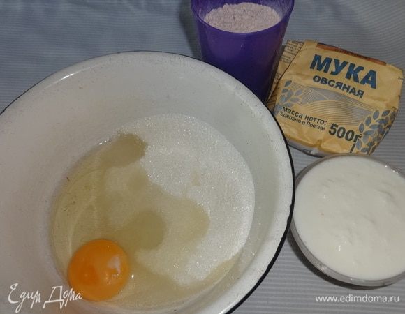 В миске соединить сахар, яйцо, ванилин, соль, простоквашу, овсяную муку. Взбить до однородного состояния.