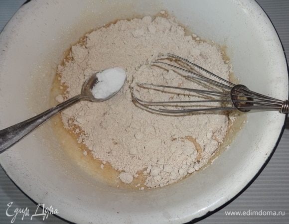 Всыпать соду и перемешать.