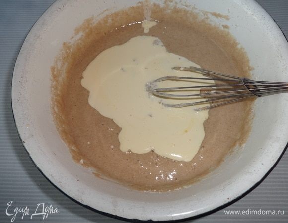 Влить в овсяное тесто растопленный маргарин, перемешать.