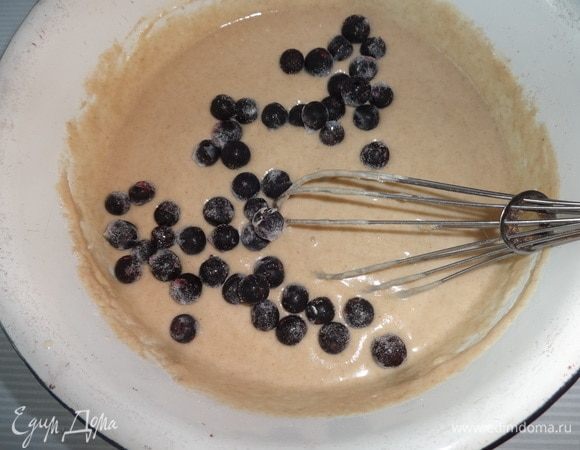 Добавить черноплодную рябину (у меня замороженная), еще раз перемешать. Овсяное тесто готово.