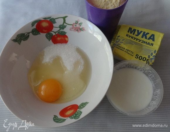 В другой миске соединить сахар, яйцо, простоквашу, ванилин, соль, кукурузную муку.