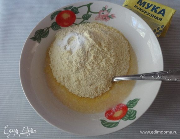 Всыпать в кукурузное тесто соду, взбить до однородности.