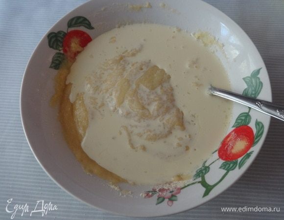 Маргарин растопить и вылить в кукурузное тесто, перемешать.