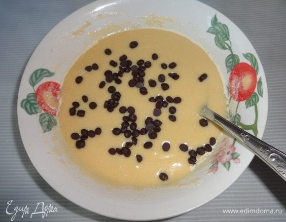 Добавить шоколадные капли, перемешать. Кукурузное тесто готово.