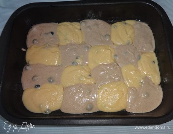 Форму смазать растительным маслом. Выкладывать столовой ложкой оба вида теста в шахматном порядке.