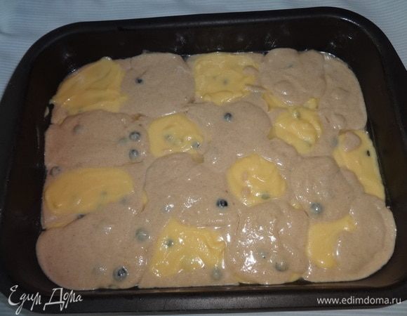 Также ыыложить второй слой, чередуя по цвету оба вида теста. Поставить пирог в разогретую до 180°C, выпекать в течение 30–35 минут.