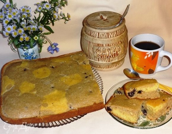 Пирогу дать остыть в форме, затем выложить на блюдо. Разрезать пирог на порции и подать к чаю или кофе. Угощайтесь, приятного аппетита!