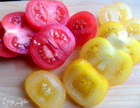 Нарезать помидоры двух цветов шайбочками не сильно тонко.