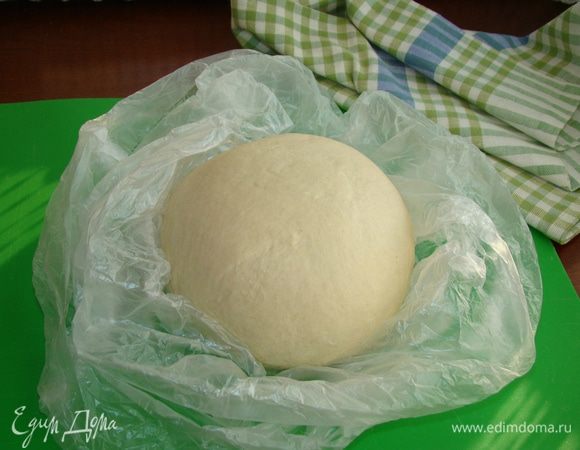Готовое тесто не должно липнуть к рукам. Завернуть в пленку и положить в холодильник примерно на час.