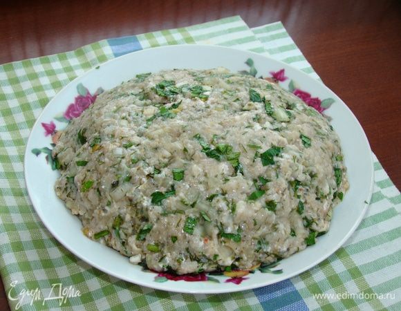 Для мясной начинки мясо пропустить через мясорубку. Мелко нашинковать и добавить к начинке репчатый лук и зелень (у меня ассорти из кинзы, укропа и петрушки). Добавить специи и влить пол стакана холодной воды. Фарш тщательно вымесить. Если он кажется густым, необходимо добавить еще немного воды. Готовый фарш должен быть в меру сочным и не слишком жидким. Картофель очистить и сварить до готовности. Воду слить, посолить по вкусу и пюрировать. Добавить мелко нашинкованный укроп и перемешать.