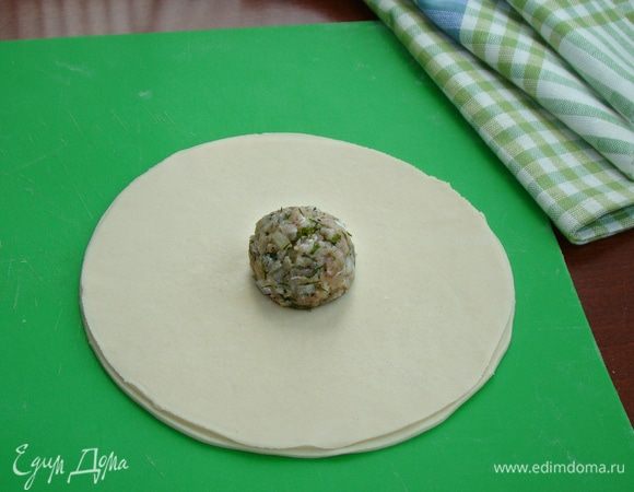 В середину положить столовую ложку фарша.