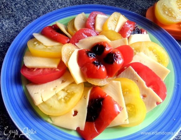 Распределяем дольки овощей и сыра на манер салата «Капрезе». Ставим в СВЧ на 30 секунд (на мощности 750W). Если сыр не подплавился, ставим еще на 30 сек. Мне этого было достаточно.