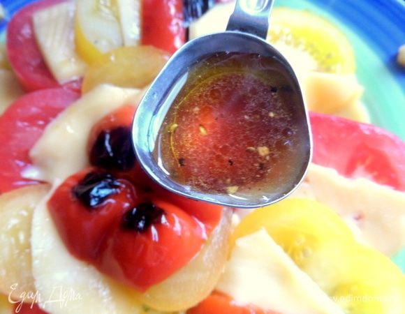 Поливаем заправку на теплые овощи и сыр.