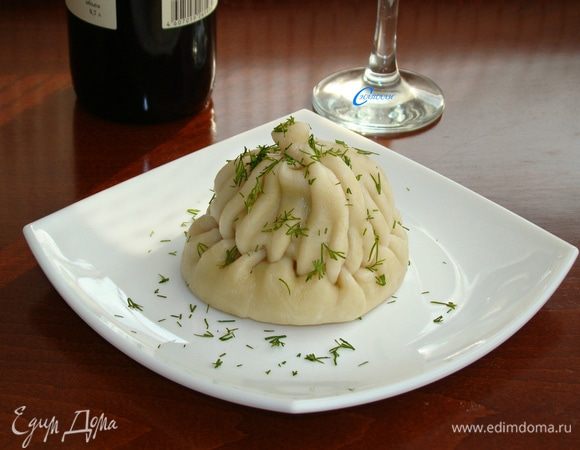 Подавать хинкали горячими, посыпав рубленной зеленью, с различными соусами.