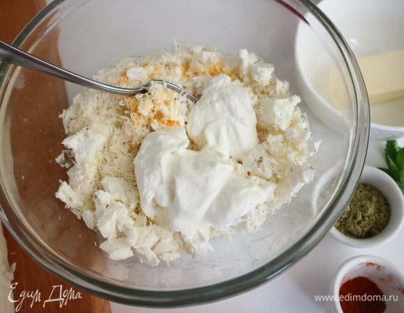 Затем добавить белый свежемолотый перец, соль, йогурт.