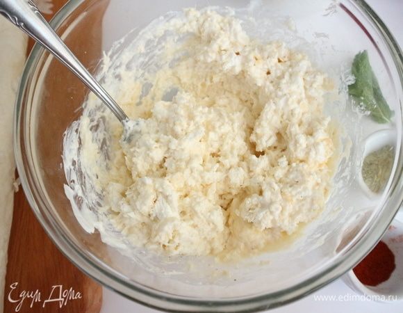 Перемешать вилкой.