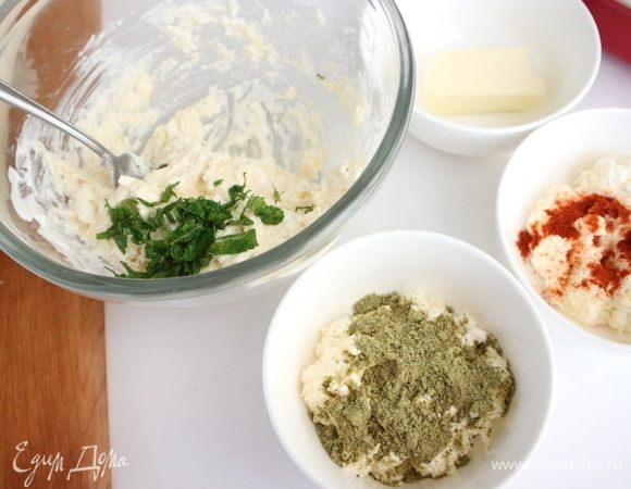 Разделить начинку на три примерно равные части, поместить в разные миски. У меня была готовая мука из тыквенных семечек, если такой нет, то можно просто растолочь очищенные семечки. В одну миску добавить нарезанные листики мяты, в другую — муку из тыквенных семечек, в третью— паприку. Перемешать содержимое каждой миски.