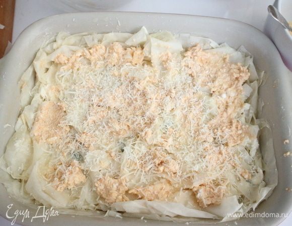 В самый верхний слой начинки, поместить еще немного натертого пармезана.