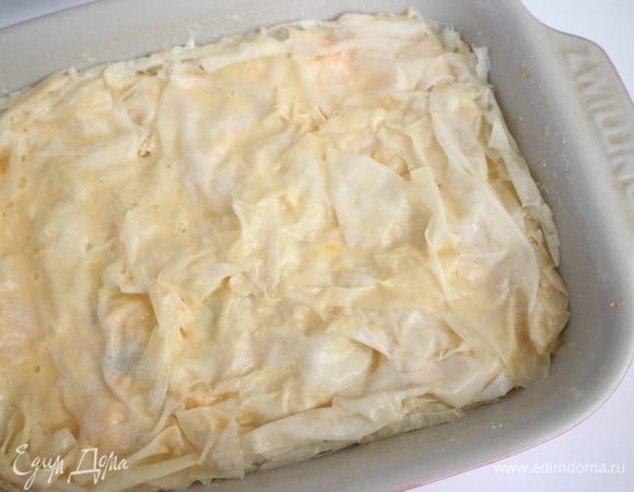 Верхний слой теста смочить в желтке, смешанном с частью белка и сливками.