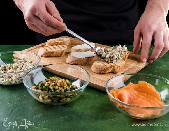 Выложить салат с тунцом брускетты, украсить веточкой укропа.