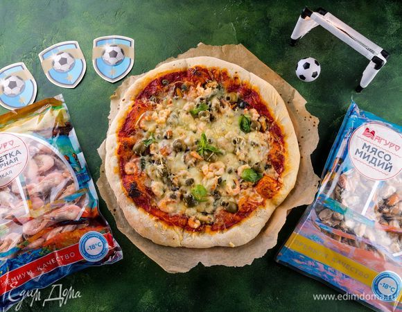 Дайте пицце постоять 15 минут, чтобы тесто пропиталось. Выпекайте в течение 20 минут при 200°С. Пицца на веселую компанию болельщиков готова!