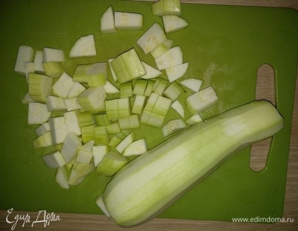 Кабачки помыть, почистить от кожицы, нарезать кубиками.