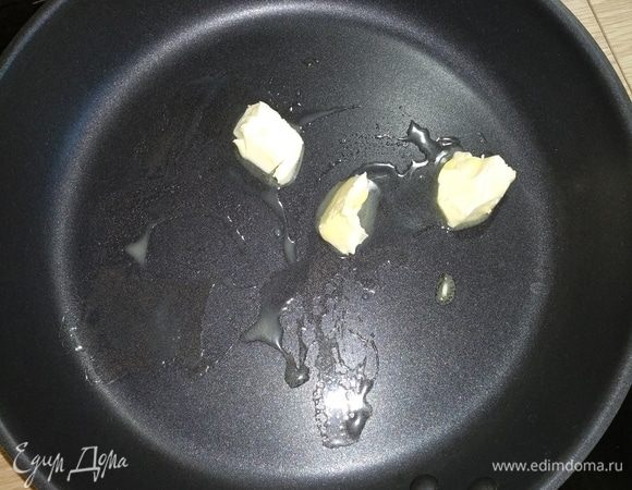 Разогреть сковороду, добавить сливочное масло.