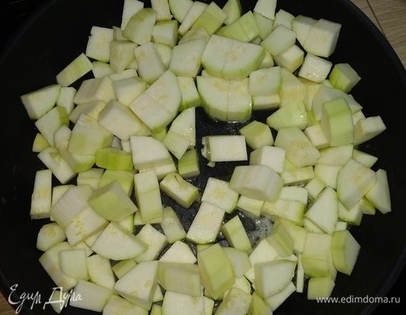 Обжарить кабачки 5–7 минут.