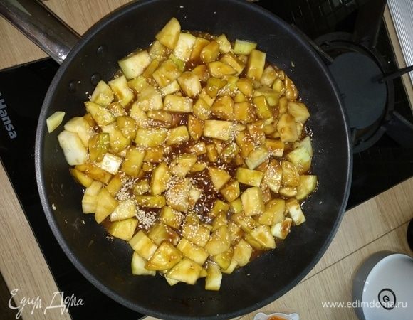 Добавить соевый соус, кунжут, соус якитори, специи по вкусу (чеснок, красный перец, кари). Обжаривать почти до готовности.