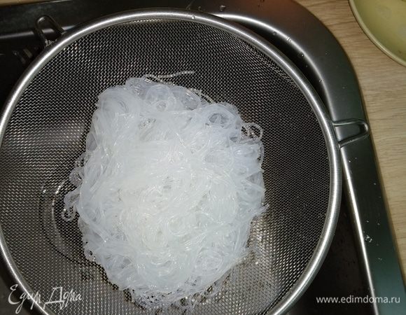 Фунчозу залить кипятком на 5 минут, слить воду, промыть холодной водой, откинуть на дуршлаг.