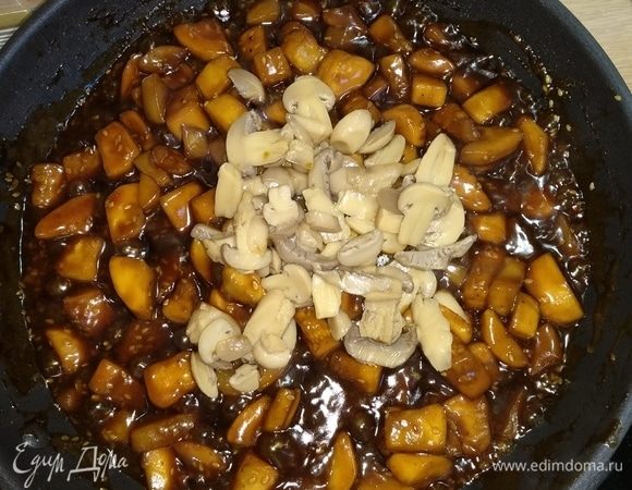 Добавить шампиньоны, обжаривать 2–3 минуты.
