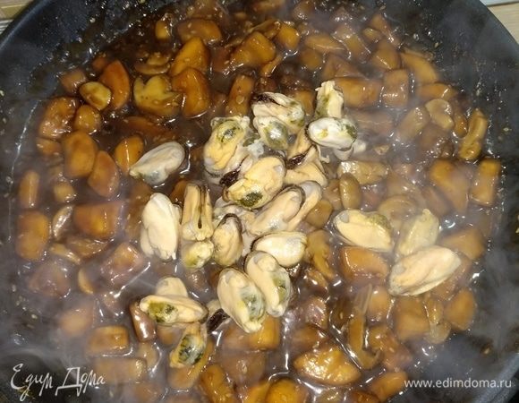 Добавить размороженные мидии, обжаривать 3–5 минут.