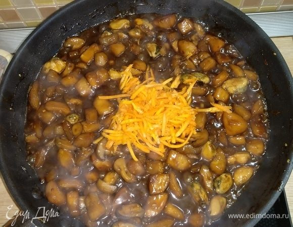 Добавить готовую морковь по-корейски, обжаривать 2–3 минуты.