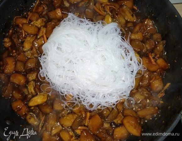 Добавить фунчозу, перемешать, обжаривать 2–3 минуты.