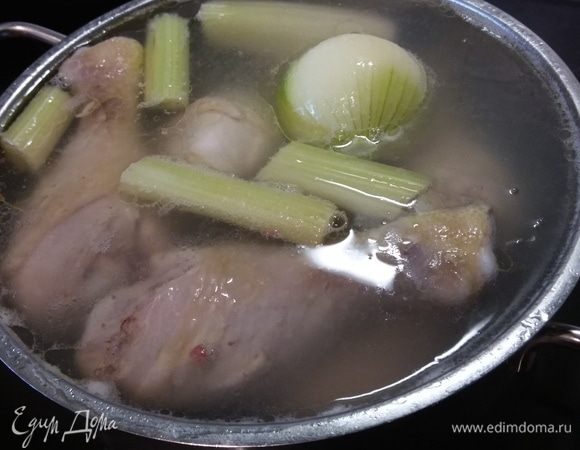 Сначала поставим варится бульон. Для этого нужно вымыть куриные части (могут быть любыми), влить воду в кастрюлю, выложить в нее курицу, довести до кипения, уменьшить огонь, снять пену, выложить лук и любые другие коренья, посолить и варить на слабом огне около часа. Во время варки бульон не должен сильно кипеть, иначе он не будет прозрачным.