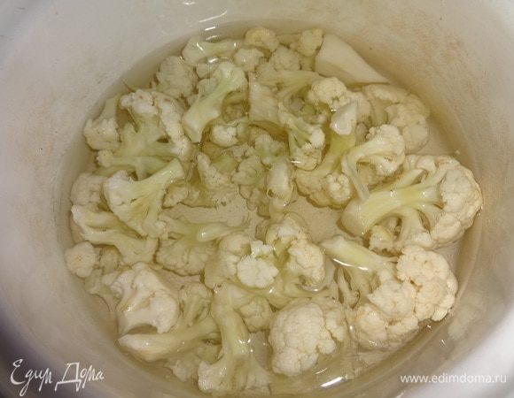 Воду вскипятить, посолить, положить цветную капусту и варить до мягкости.