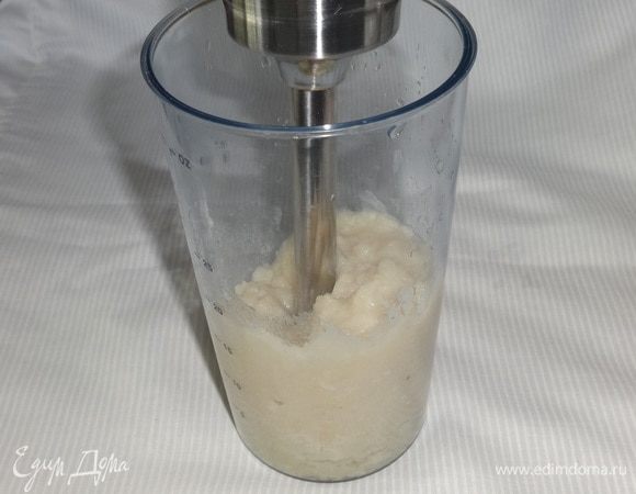 Капусту откинуть на сито, бульон сохранить. Пюрировать капусту блендером.