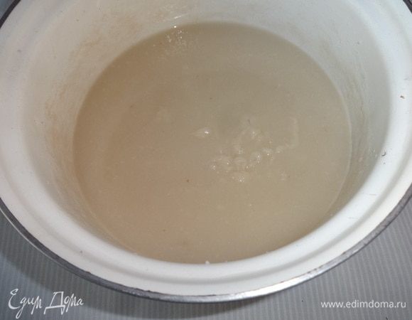 Вылить бульон в кастрюлю, добавить капустное пюре, перемешать.