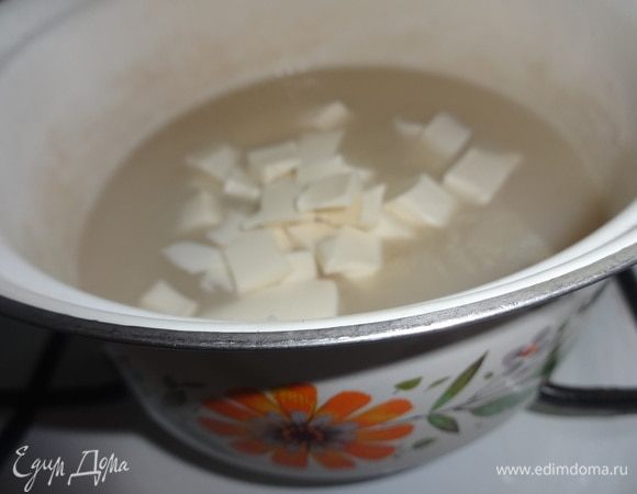 Плавленый сыр нарезать кусочками или натереть на терке и добавить в суп. Варить до полного растворения сыра.