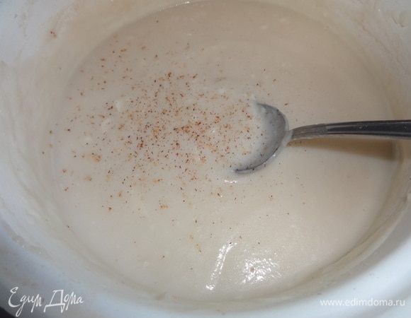 Приправить мускатным орехом.